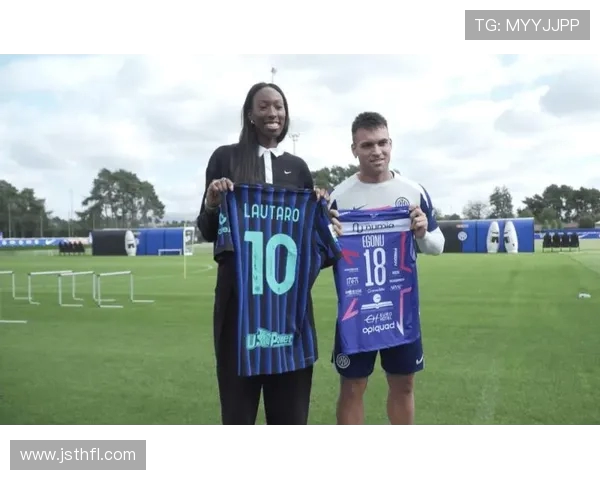 意大利女排名将埃戈努与劳塔罗见面交换球衣展现跨界友谊 意大利女排名将埃戈努与劳塔罗见面交换球衣展现跨界友谊