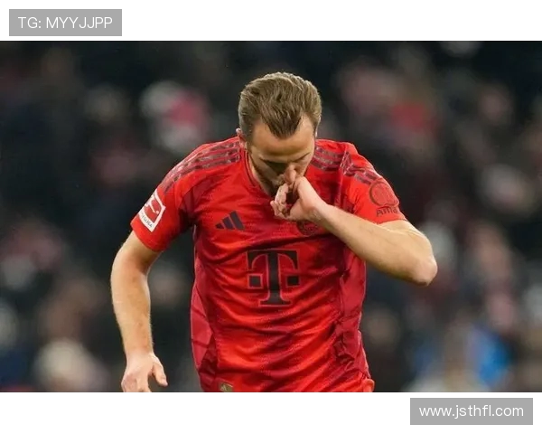 橄榄球巨星伊莱曼宁到访拜仁俱乐部为凯恩百球里程碑庆祝 橄榄球巨星伊莱曼宁到访拜仁俱乐部为凯恩百球里程碑庆祝